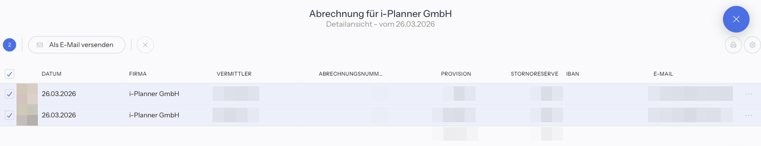 Detailansicht Abrechnung für i-Planner GmbH vom 26.03.2026 mit zwei angehakten Vermittlerzeilen, darüber die Aktionsleiste mit dem Zähler 2 und dem Knopf Als E-Mail versenden, unten die Summenzeile; Profilbilder, Vermittler, Nummern, Beträge und E-Mail-Adressen sind unkenntlich gemacht