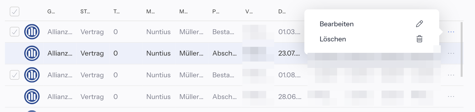 Liste Provisionsbuchungen mit geöffnetem Drei-Punkte-Menü einer Zeile mit den Einträgen Bearbeiten und Löschen; Vermittlernamen und Beträge unkenntlich