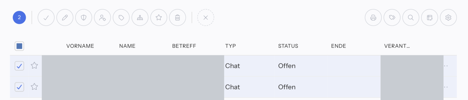 Chat-Liste Offen mit zwei angehakten Zeilen, dem Zähler 2 und der Aktionsleiste mit den runden Symbolen Status, Spalteninhalt bearbeiten, Verantwortlichkeit wechseln, Kunde wechseln, Stichworte, Teammitglied hinzufügen, Markierung und Löschen