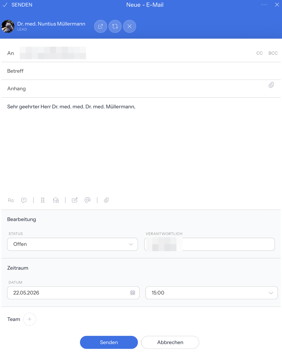 E-Mail-Entwurf Neue - E-Mail mit Senden im Kopf, dem zugeordneten Kontakt, den Zeilen An mit den Links CC und BCC, Betreff und Anhang, dem Textfeld mit Anrede, der Textleiste, den Gruppen Bearbeitung mit Status und Verantwortlich, Zeitraum mit dem Feld Datum und Team sowie den Schaltflächen Senden und Abbrechen