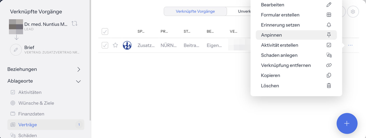 Fenster Verknüpfte Vorgänge: links Kontakt, Brief, Beziehungen und Ablageorte mit Aktivitäten, Wünsche & Ziele, Finanzdaten, Verträge und Schäden; rechts der Umschalter Verknüpfte Vorgänge und Unverknüpfte Vorgänge, eine Vertragszeile mit geöffnetem Menü Bearbeiten, Formular erstellen, Erinnerung setzen, Anpinnen, Aktivität erstellen, Schaden anlegen, Verknüpfung entfernen, Kopieren und Löschen