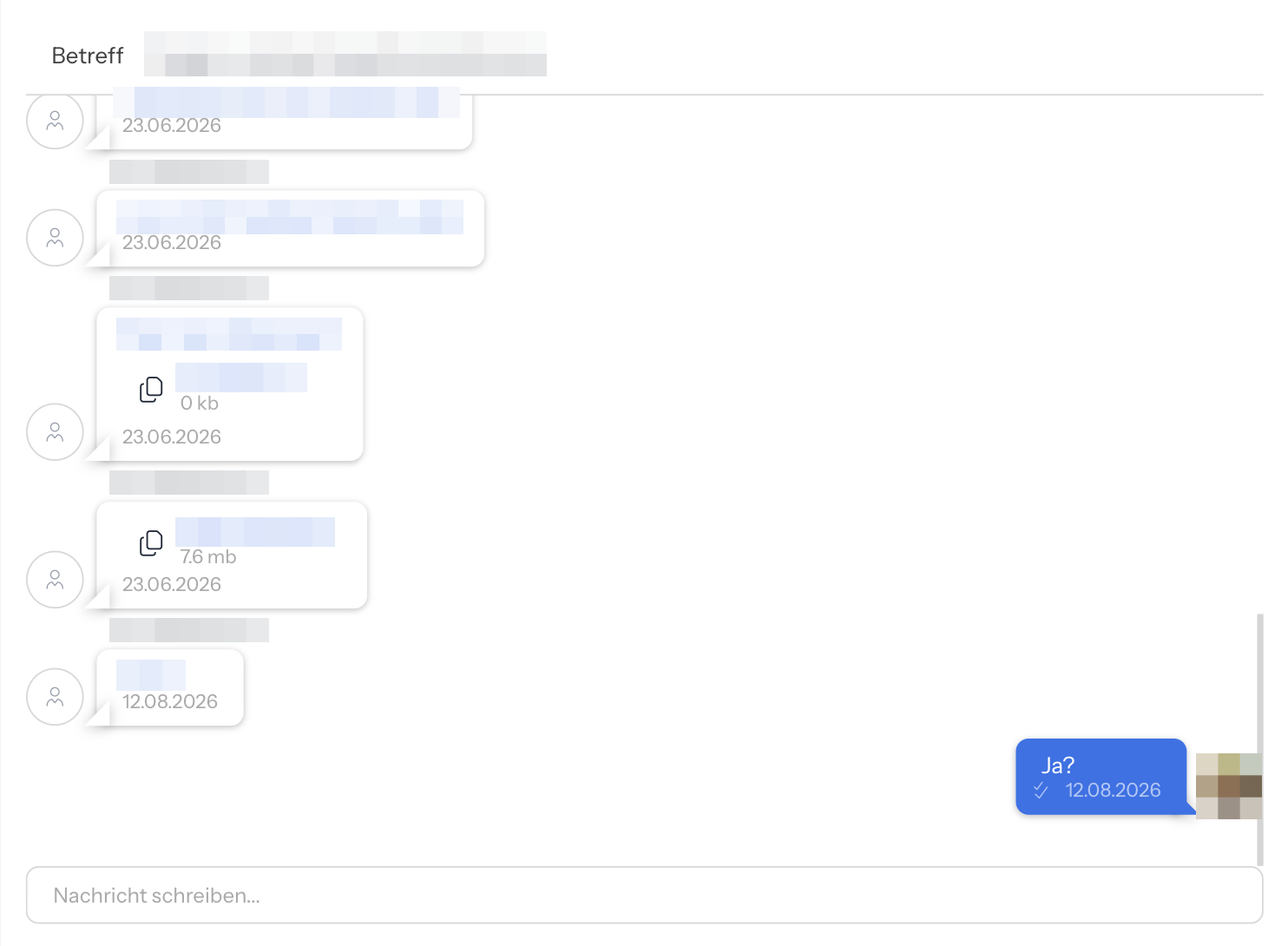 Geöffneter Chat mit Betreff, Nachrichten anderer Teilnehmer links mit Datum, zwei Nachrichten mit Datei und Größe, der eigenen Nachricht rechts und dem Eingabefeld Nachricht schreiben