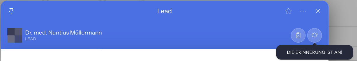 Kopf der Karteikarte eines Leads mit dem Namen Dr. med. Nuntius Müllermann; der Mauszeiger steht auf der Glocke, der Tooltip lautet Die Erinnerung ist an!