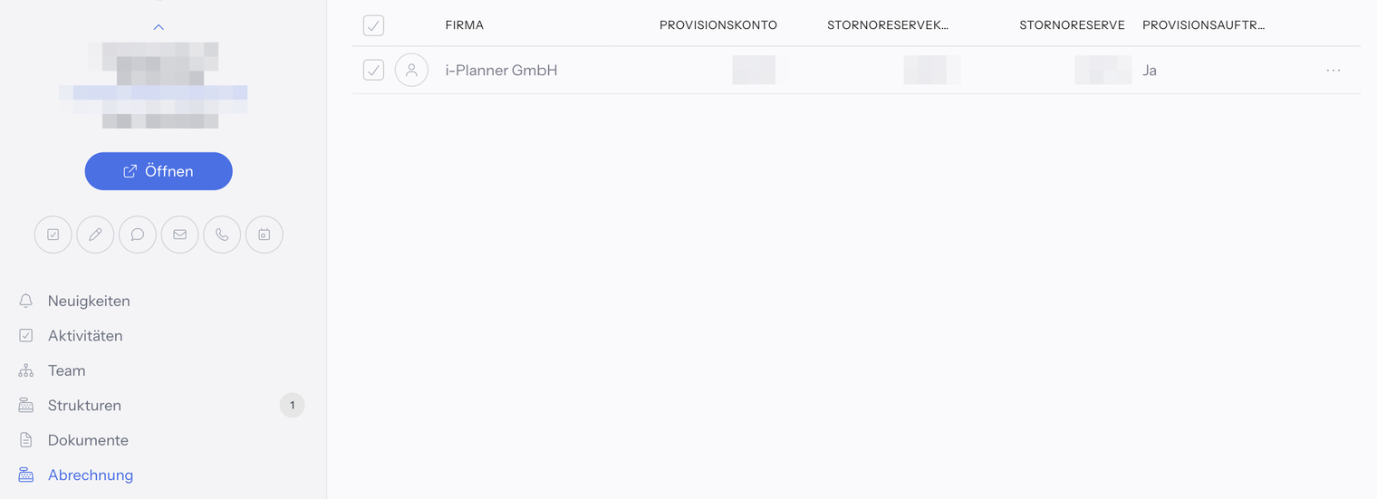 Karteikarte eines Benutzers mit geöffnetem Reiter Abrechnung; die Liste hat die Spalten Firma, Provisionskonto, Stornoreservekonto, Stornoreserve und Provisionsaufträge und eine Zeile i-Planner GmbH mit dem Wert Ja; Anschrift und Beträge unkenntlich
