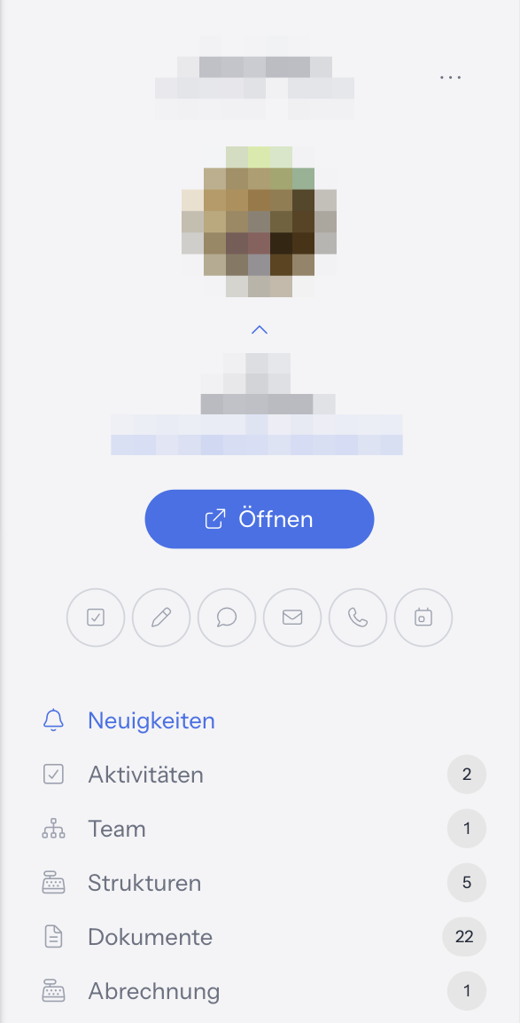 Kopf der Benutzer-Karteikarte mit Foto, Anschrift, E-Mail-Adresse, der Schaltfläche Öffnen und den Reitern Neuigkeiten, Aktivitäten, Team, Strukturen, Dokumente und Abrechnung; Name und Kontaktdaten unkenntlich