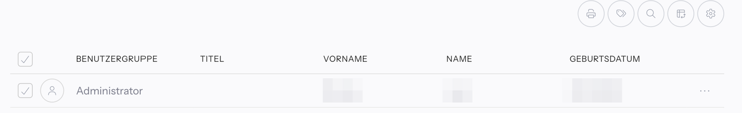 Reiter Team einer Benutzer-Karteikarte mit einem Teammitglied in der Liste; Namen und Geburtsdatum unkenntlich