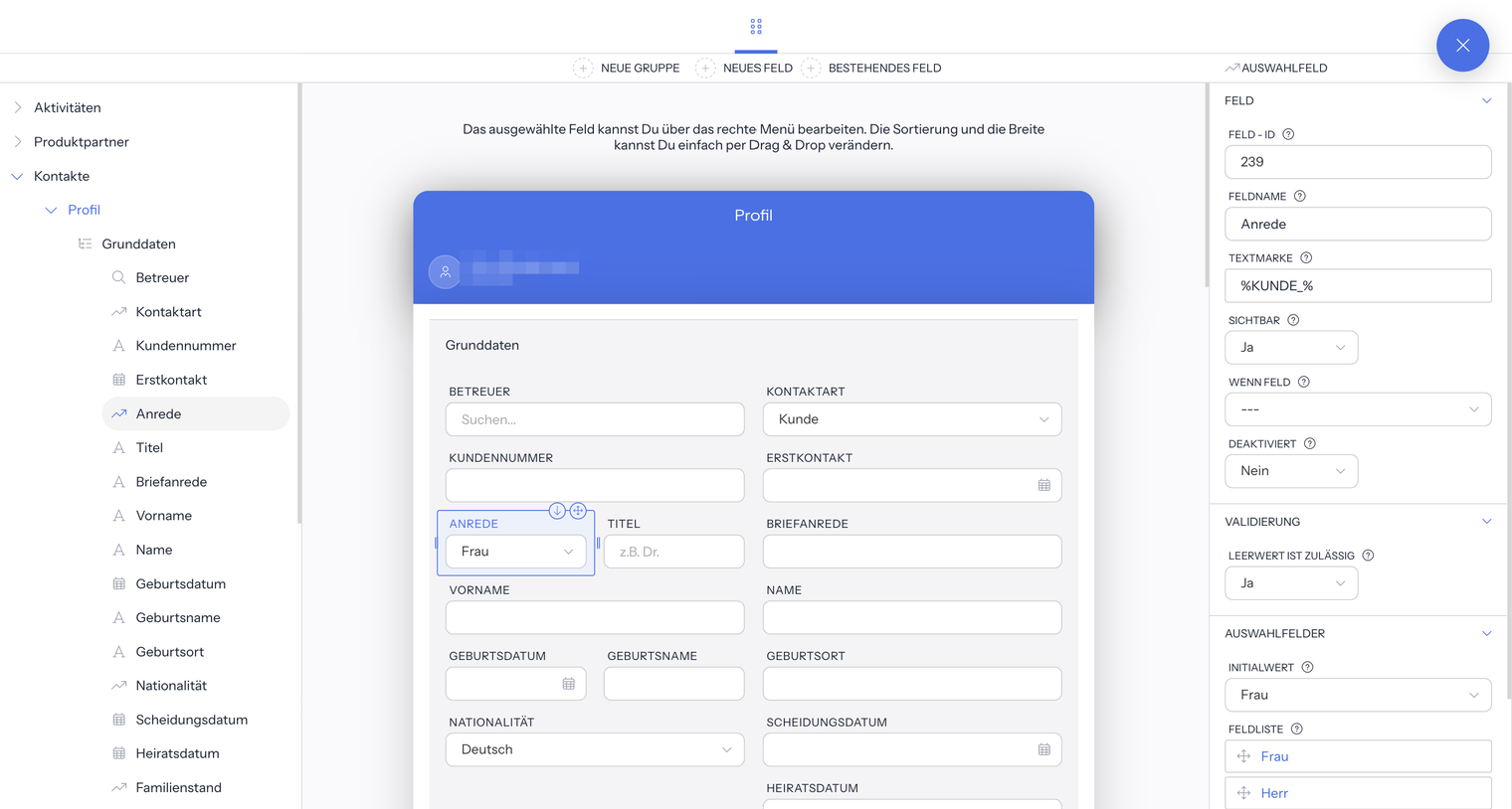 Feld Editor mit dem Baum Kontakte, Profil, Grunddaten und markiertem Feld Anrede; in der Mitte die Vorschau des Fensters Profil mit dem hervorgehobenen Feld Anrede; rechts die Abschnitte Feld mit Feld-ID, Feldname, Textmarke, Sichtbar, Wenn Feld und Deaktiviert, Validierung mit Leerwert ist zulässig und Auswahlfelder mit Initialwert und Feldliste