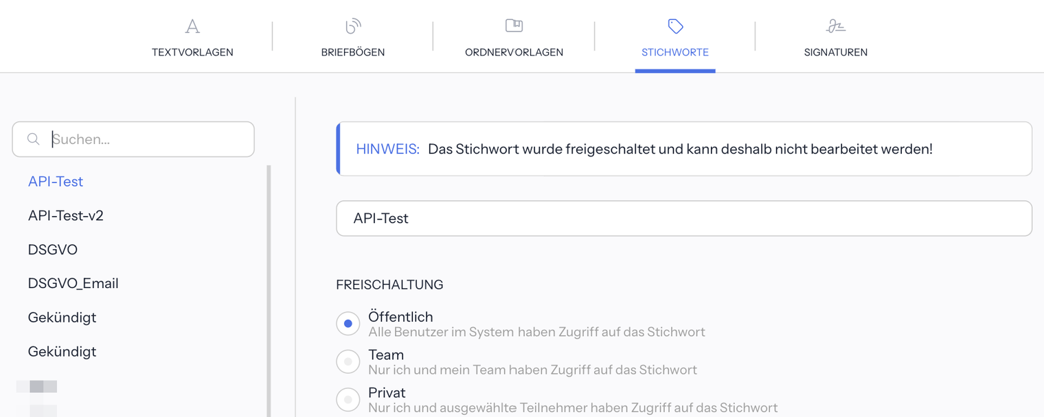 Einstellungsfenster mit dem Reiter Stichworte: links die Stichwortliste mit Suchfeld und Einträgen wie API-Test, DSGVO und Gekündigt; rechts der Hinweis Das Stichwort wurde freigeschaltet und kann deshalb nicht bearbeitet werden!, darunter das Namensfeld mit API-Test und der Abschnitt Freischaltung mit den Auswahlen Öffentlich, Team und Privat, Öffentlich ist ausgewählt