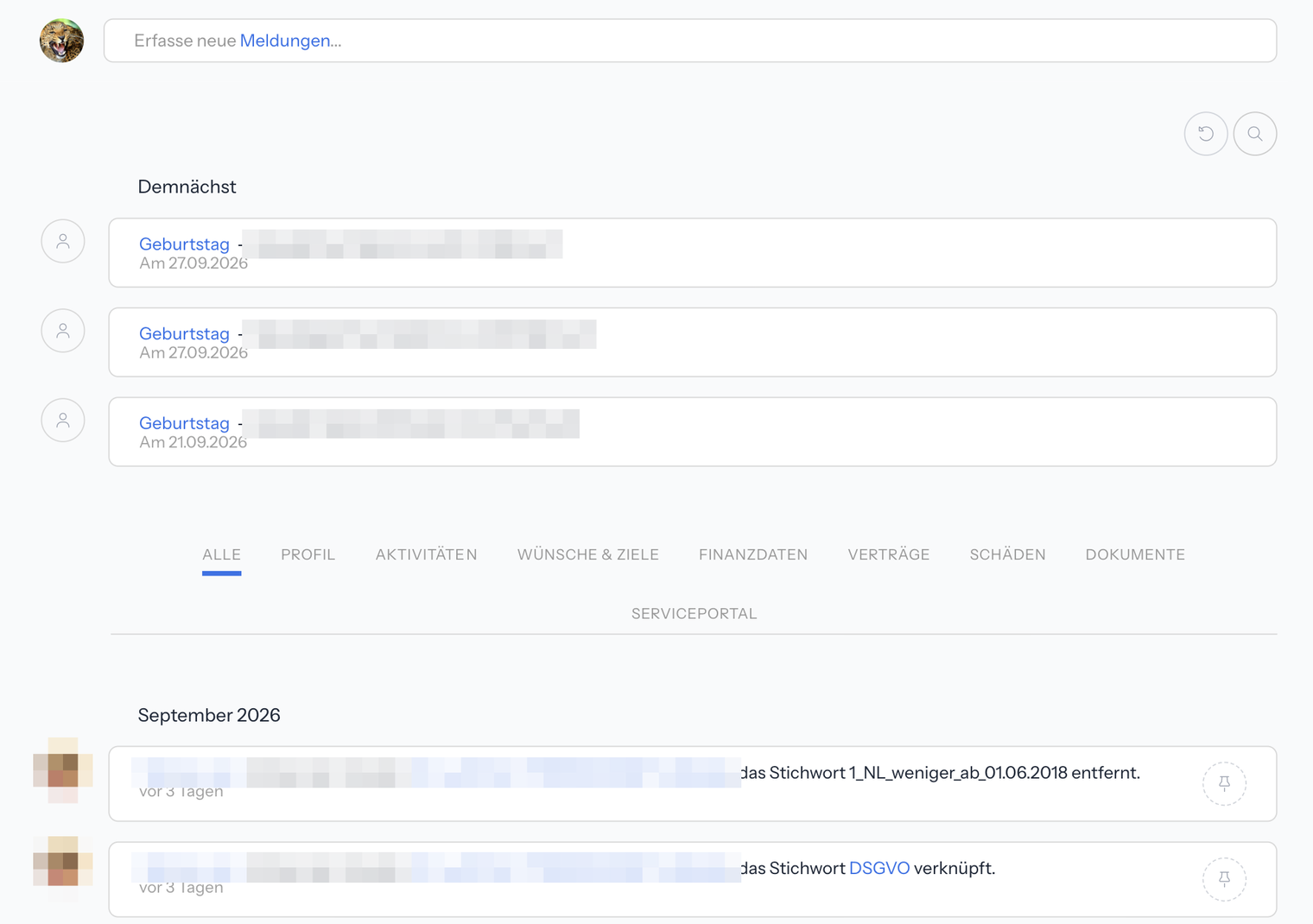 Seite Neuigkeiten mit der Eingabezeile Erfasse neue Meldungen, den Symbolen Pfeil im Kreis und Lupe, dem Block Demnächst mit drei Geburtstagen, den Reitern von Alle bis Serviceportal und dem Verlauf mit Reißzwecken-Symbol an jedem Eintrag