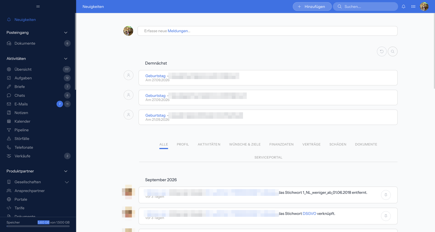Startseite der Kundenverwaltung: links das Hauptmenü mit Neuigkeiten, Posteingang, Aktivitäten und Produktpartner, oben die Kopfzeile mit Hinzufügen, Suchfeld, Glocke, Raster-Symbol und Profilbild, daneben die Seite Neuigkeiten mit Demnächst, Reitern und Verlauf