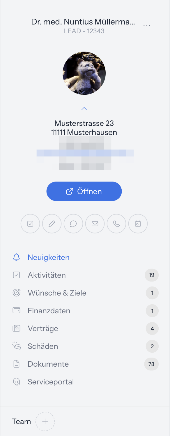 Linke Spalte der Kundenansicht mit Name, Drei-Punkte-Menü, Foto, Anschrift, Schaltfläche Öffnen, Aktivitäten-Symbolen, Reitern und Team