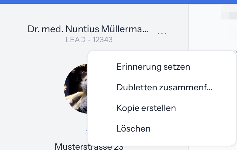 Geöffnetes Drei-Punkte-Menü neben dem Kundennamen mit Erinnerung setzen, Dubletten zusammenführen, Kopie erstellen und Löschen