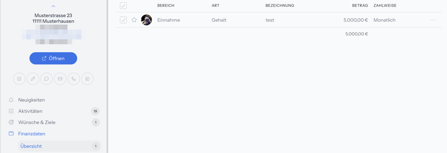 Kundenansicht mit gewähltem Reiter Finanzdaten und Liste Übersicht; die Tabelle zeigt die Spalten Bereich, Art, Bezeichnung, Betrag und Zahlweise mit einer Einnahme Gehalt über 5.000,00 Euro monatlich und darunter die Summe