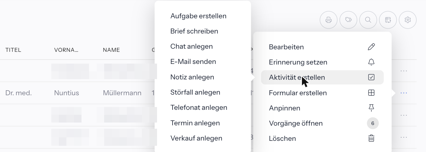 Geöffnetes Drei-Punkte-Menü einer Kundenzeile mit Bearbeiten, Erinnerung setzen, Aktivität erstellen, Formular erstellen, Anpinnen, Vorgänge öffnen mit der Zahl 6 und Löschen; links daneben das aufgeklappte Untermenü mit Aufgabe erstellen, Brief schreiben, Chat anlegen, E-Mail senden, Notiz anlegen, Störfall anlegen, Telefonat anlegen, Termin anlegen und Verkauf anlegen; Namen anderer Kunden unkenntlich