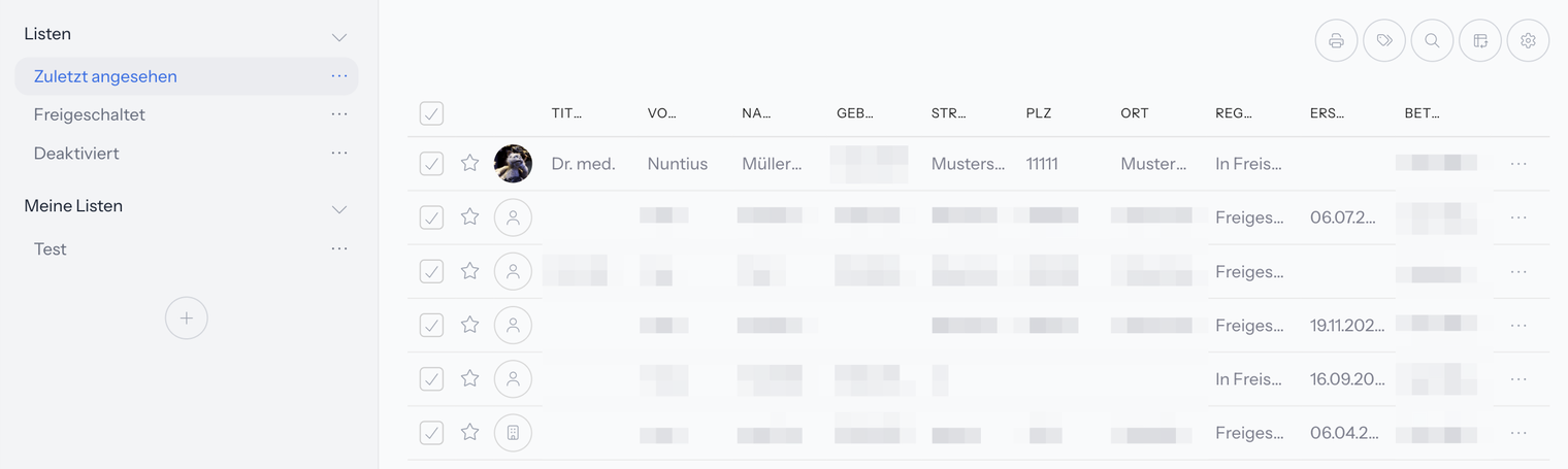 Liste Kontakte › Serviceportale mit den Listen Zuletzt angesehen, Freigeschaltet und Deaktiviert und einer Tabelle mit Kunden, Anschrift, Freischaltungsstand und Betreuer