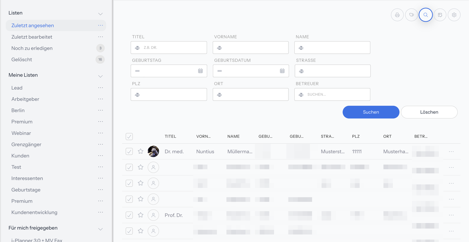 Liste Kontakte › Kunden mit dem Listen-Menü, der Werkzeugleiste, der geöffneten Suchzeile und der Tabelle; Daten anderer Kunden unkenntlich