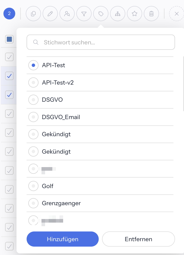 Aktionsleiste einer Liste mit zwei markierten Zeilen und geöffneter Ebene Stichworte: oben das Suchfeld Stichwort suchen..., darunter eine Liste von Stichworten wie API-Test, DSGVO und Gekündigt, unten die Knöpfe Hinzufügen und Entfernen