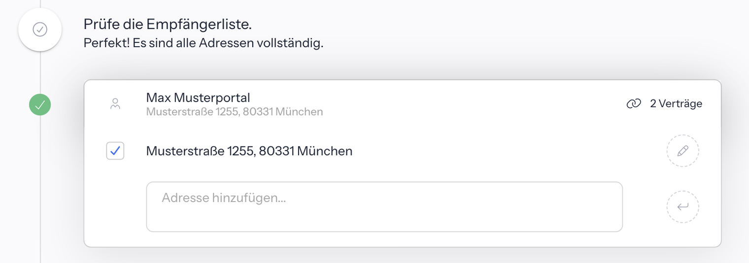 Schritt Prüfe die Empfängerliste. mit Perfekt! Es sind alle Adressen vollständig., einer aufgeklappten Empfängerzeile mit Link 2 Verträge, angehakter Adresse, Stift Bearbeiten und Feld Adresse hinzufügen...