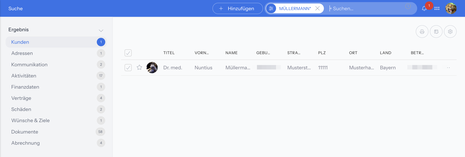 Trefferseite Suche für den Begriff Müllermann: links unter Ergebnis die Bereiche Kunden 1, Adressen 1, Kommunikation 2, Aktivitäten 17, Finanzdaten 1, Verträge 4, Schäden 2, Wünsche & Ziele 1, Dokumente 58 und Abrechnung 4, rechts die Liste der Kunden mit einem Treffer