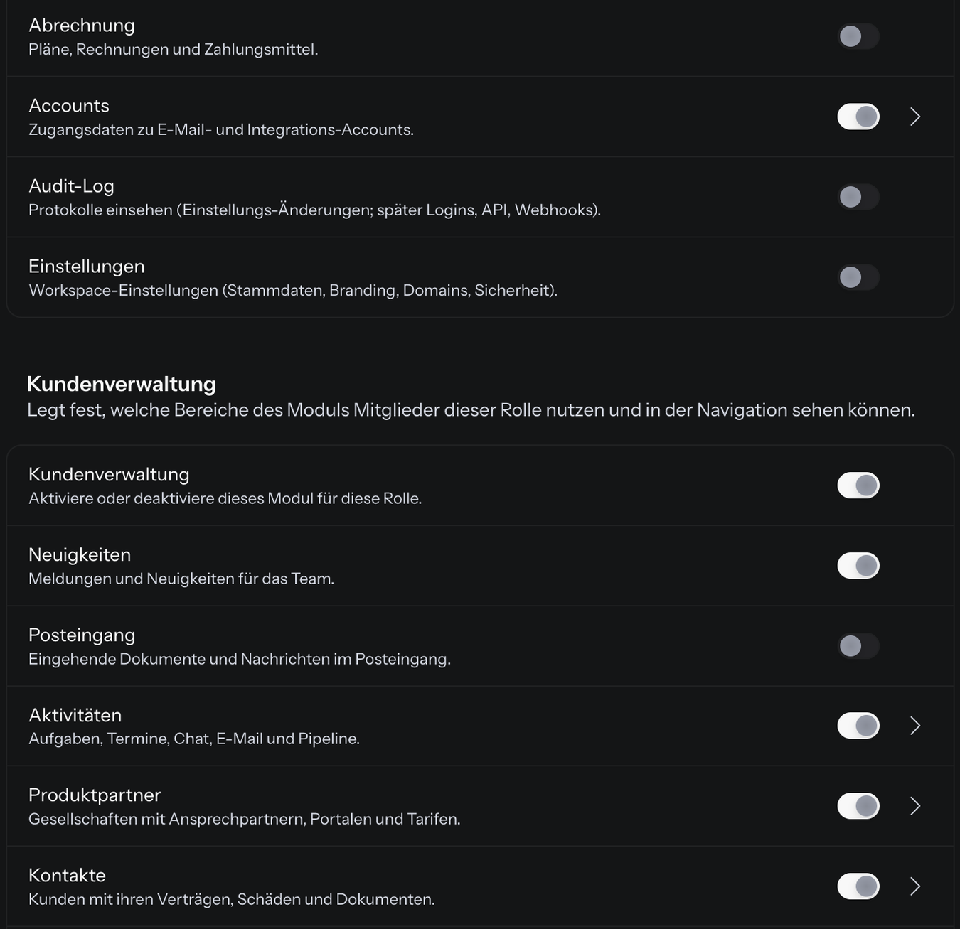 Rollen-Editor mit den unteren Zeilen des Blocks Organisation (Abrechnung, Accounts, Audit-Log, Einstellungen) und dem Block Kundenverwaltung mit dem Schalter Kundenverwaltung ganz oben und Pfeilen am rechten Rand der Zeilen Accounts, Aktivitäten, Produktpartner und Kontakte