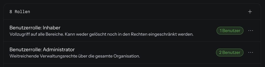 Kopfzeile der Rollen-Liste mit der Plus-Schaltfläche, daneben zwei Rollen-Zeilen mit Benutzer-Abzeichen und Drei-Punkte-Menü