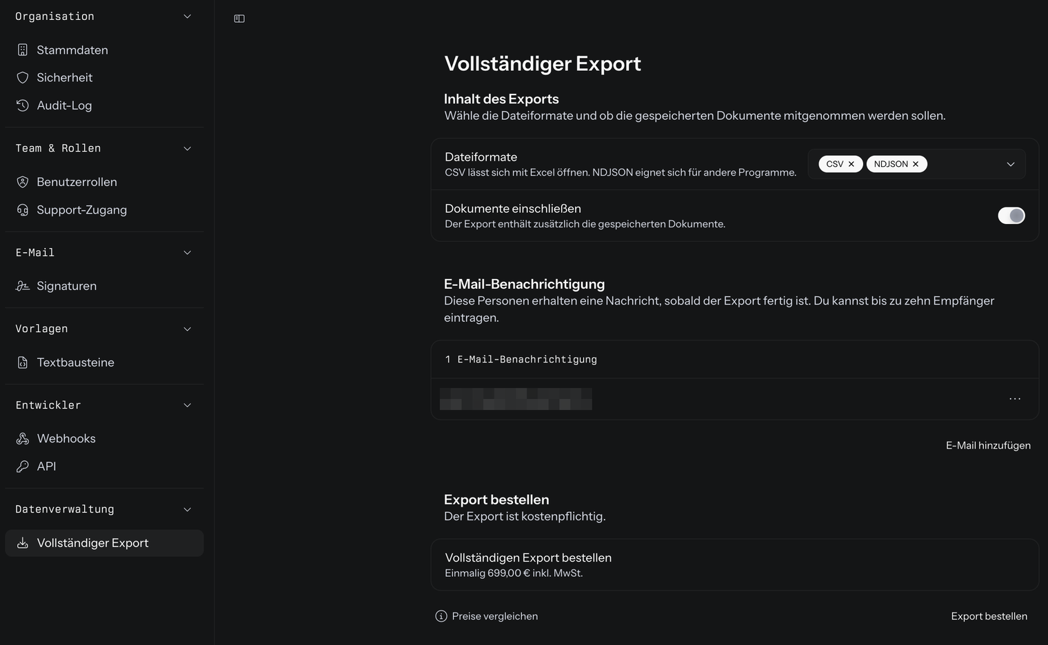 Die Seite Vollständiger Export unter Organisation › Einstellungen › Datenverwaltung: Abschnitt Inhalt des Exports mit den Dateiformaten CSV und NDJSON und dem eingeschalteten Schalter Dokumente einschließen, Abschnitt E-Mail-Benachrichtigung mit einem Empfänger und dem Knopf E-Mail hinzufügen, Abschnitt Export bestellen mit der Zeile Vollständigen Export bestellen, Einmalig 699,00 € inkl. MwSt., darunter Preise vergleichen und der Knopf Export bestellen