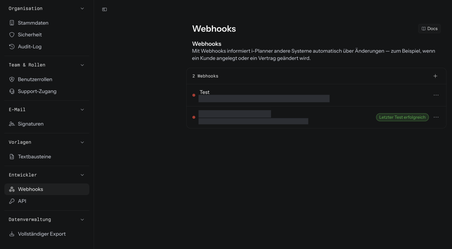 Die Seite Webhooks mit der Zeile 2 Webhooks und dem Plus-Knopf, zwei Webhooks mit rotem Punkt, einer davon mit dem Kennzeichen Letzter Test erfolgreich, und je einem Drei-Punkte-Menü