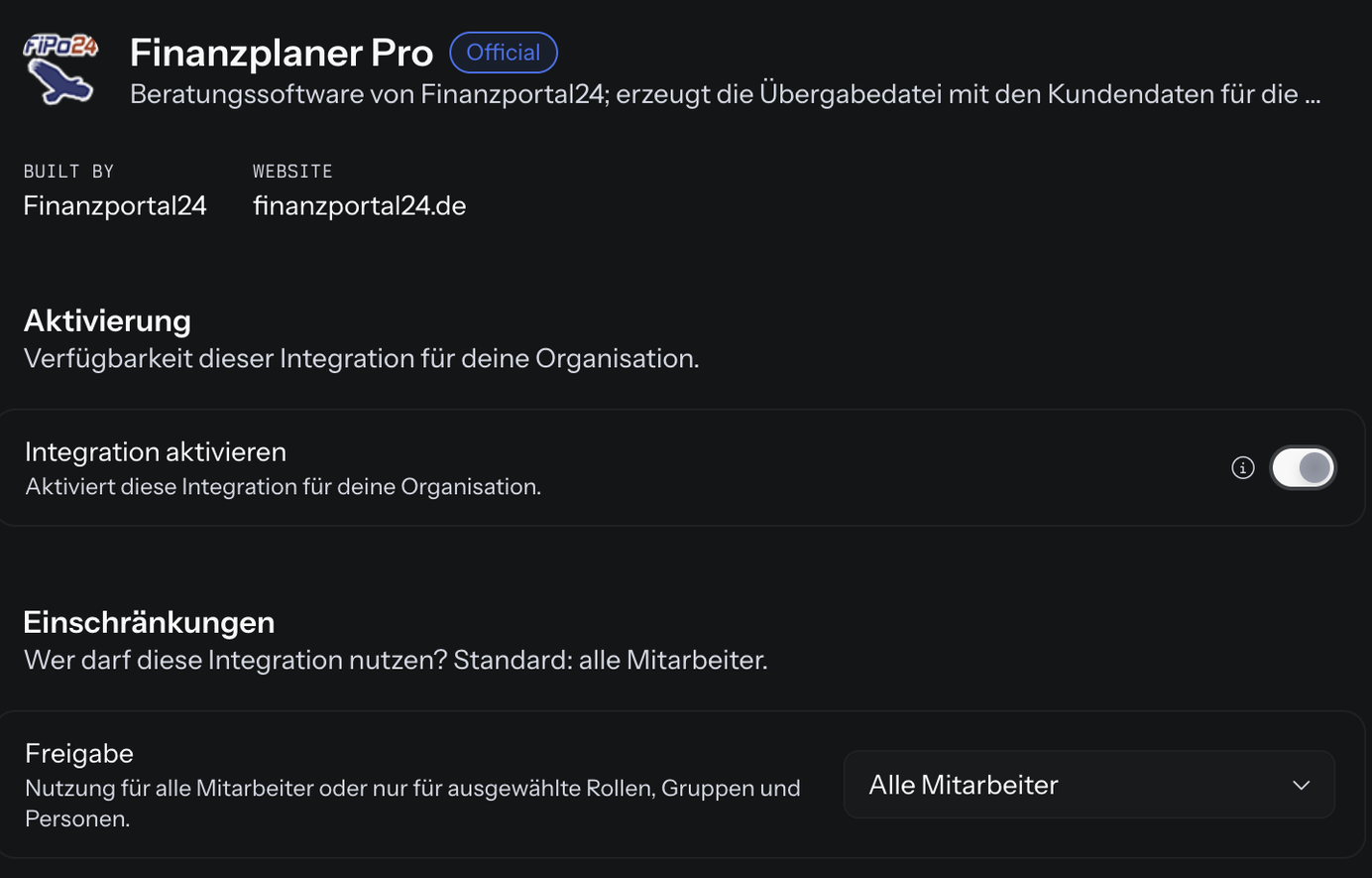 Detailseite von Finanzplaner Pro unter Organisation › Integrationen: oben Logo und Name mit dem Kennzeichen Official, Built by Finanzportal24 und Website finanzportal24.de; darunter im Bereich Aktivierung der eingeschaltete Schalter Integration aktivieren und im Bereich Einschränkungen das Feld Freigabe mit der Auswahl Alle Mitarbeiter