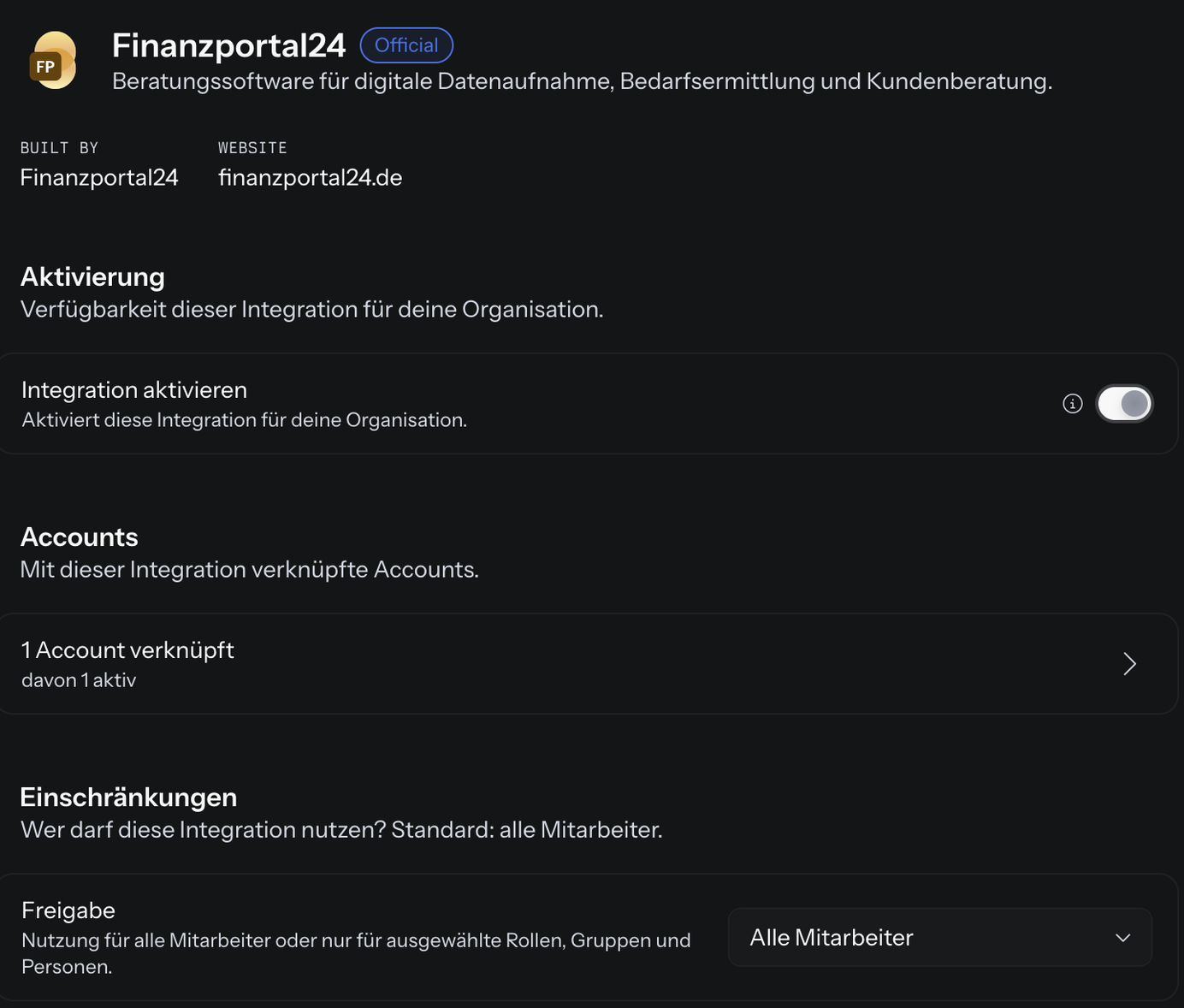 Detailseite von Finanzportal24 unter Organisation › Integrationen: oben Logo und Name mit dem Kennzeichen Official, die Beschreibung Beratungssoftware für digitale Datenaufnahme, Bedarfsermittlung und Kundenberatung, Built by Finanzportal24 und Website finanzportal24.de; darunter im Bereich Aktivierung der eingeschaltete Schalter Integration aktivieren mit Info-Symbol, im Bereich Accounts 1 Account verknüpft, davon 1 aktiv, und im Bereich Einschränkungen das Feld Freigabe mit der Auswahl Alle Mitarbeiter