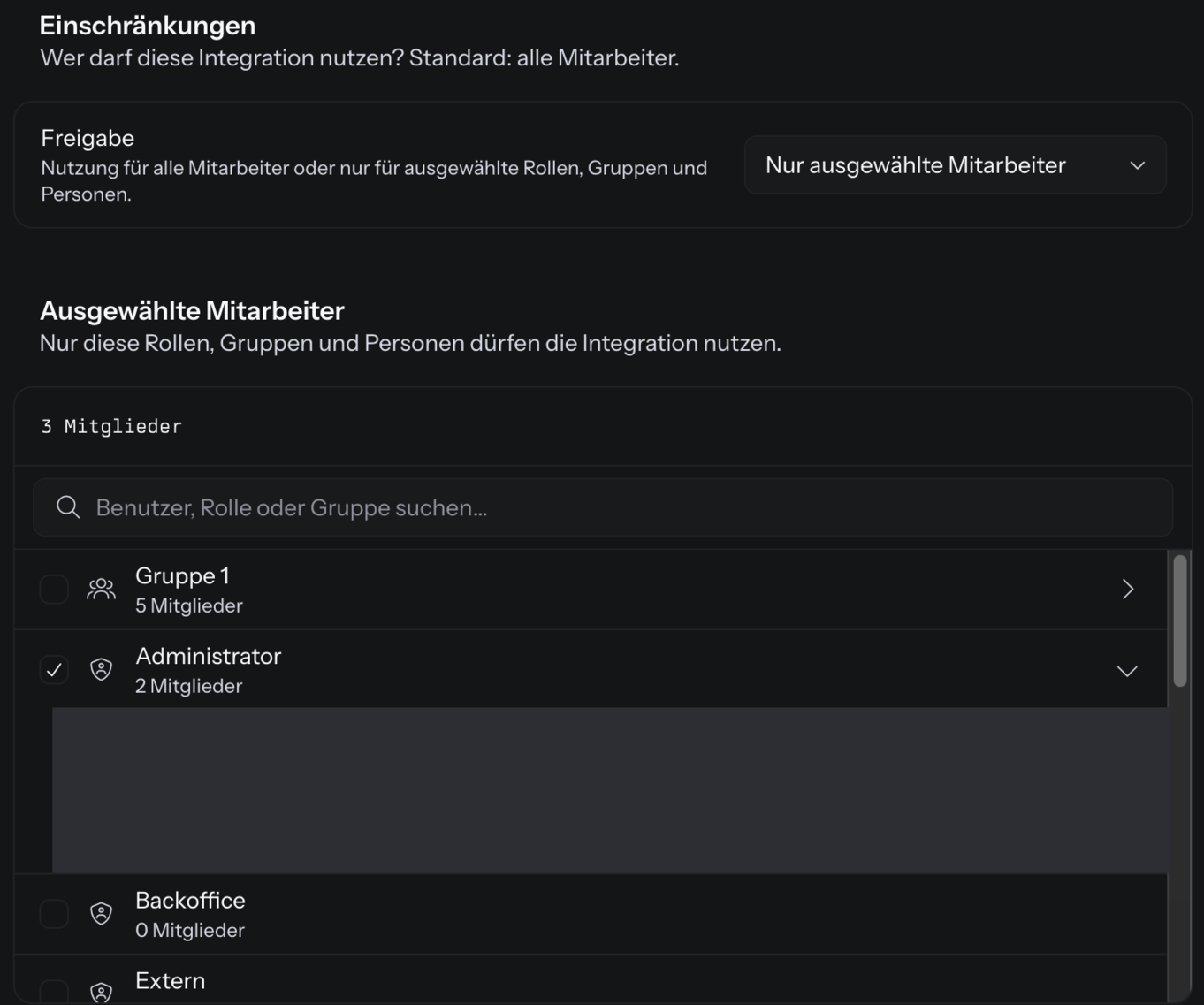 Die Bereiche Einschränkungen mit der Freigabe Nur ausgewählte Mitarbeiter und Ausgewählte Mitarbeiter mit dem Zähler 3 Mitglieder, dem Suchfeld und den Einträgen Gruppe 1 und der angekreuzten, aufgeklappten Rolle Administrator